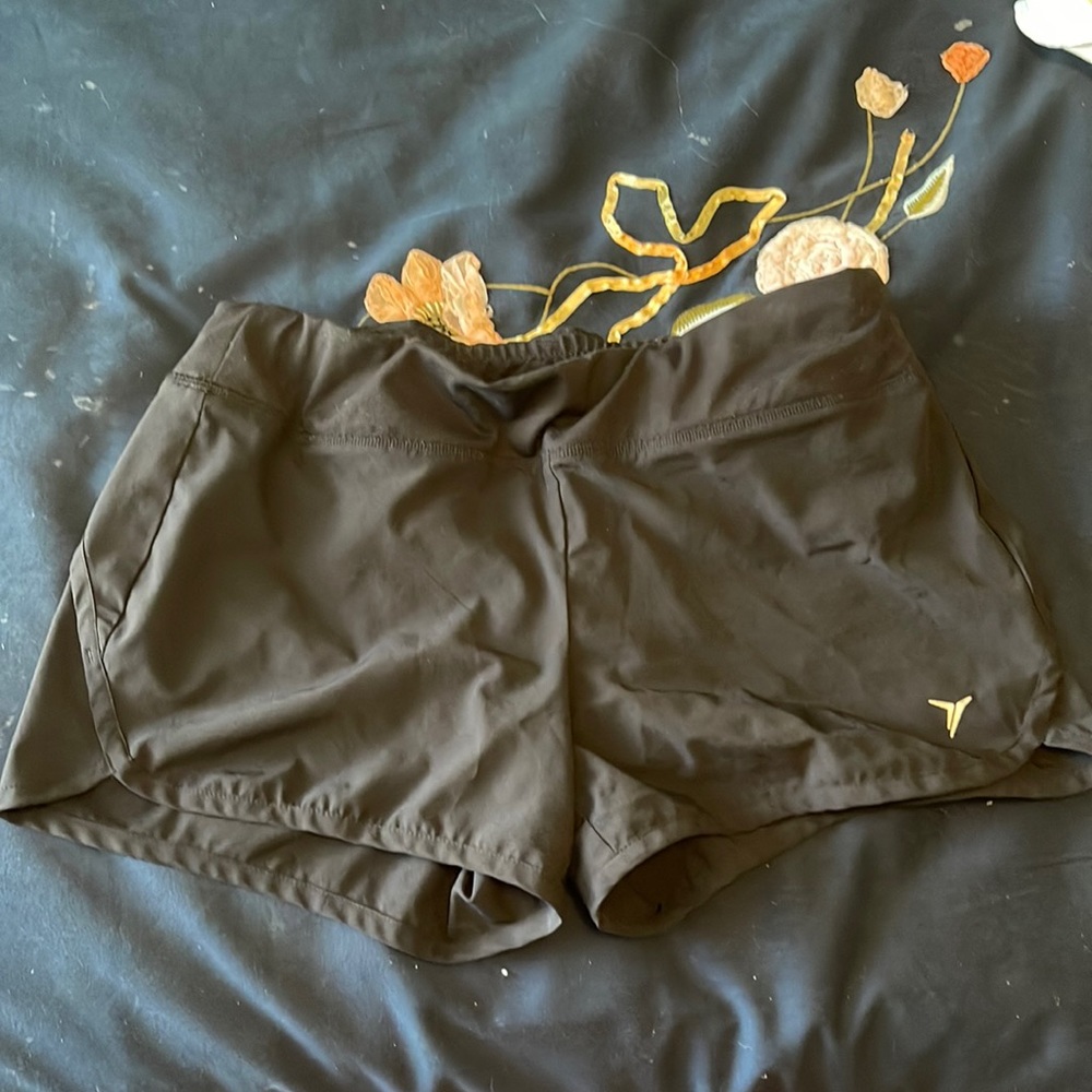 Black active shorts